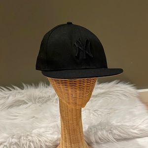 New Era 9Fifty MLB New York Yankees Blackout Basic SnapBack Hat